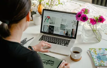 Chica trabajando UX