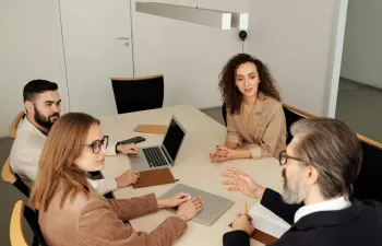 Trabajadores reunidos en empresa
