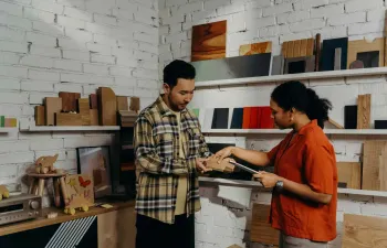 Empleada realizando una venta consultiva