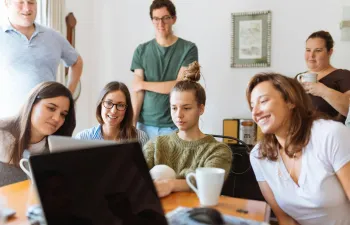 Estudiantes MBA realizando un trabajo