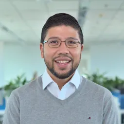 Byron Flores