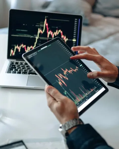 Analista de datos ordenador y tablet