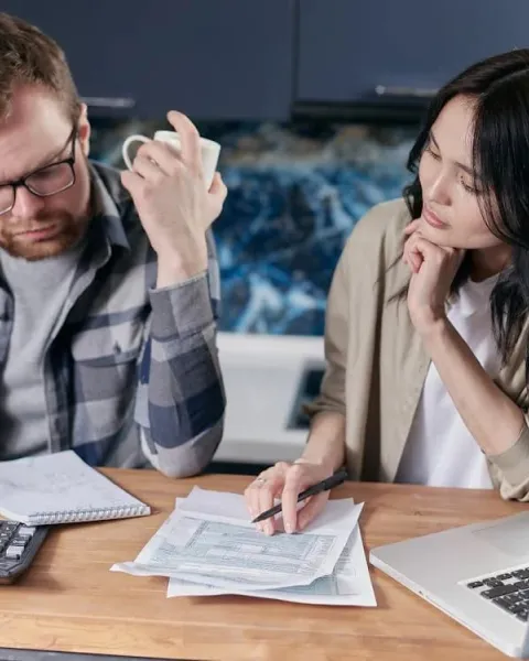 Pareja con finanzas