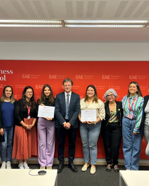 EAE Business School Barcelona beca a tres alumnas por su buen expediente académico