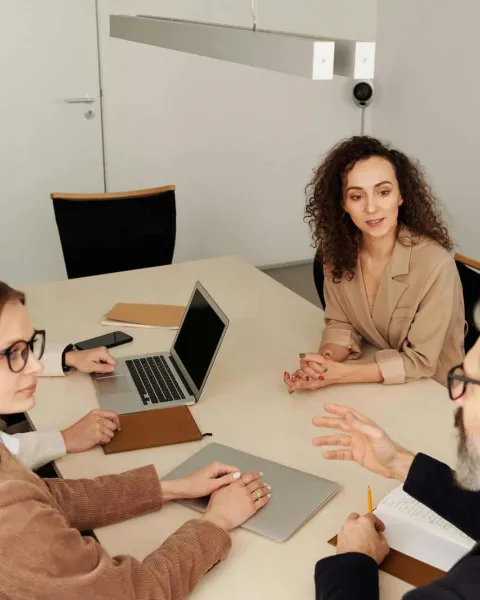 Trabajadores reunidos en empresa