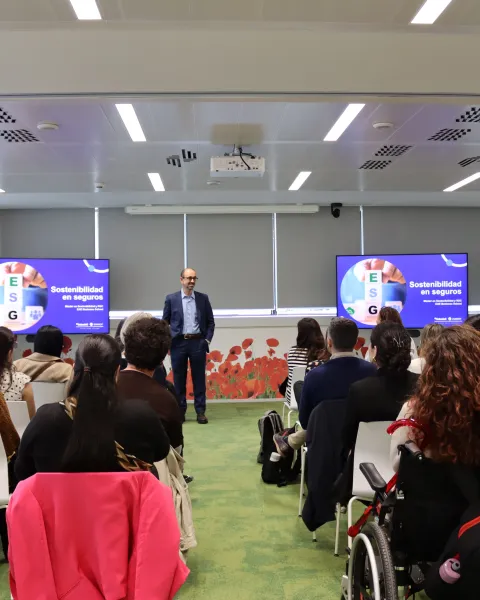 Alumnos del Global Máster en Sostenibilidad visitan la sede de Sabadell Seguros Barcelona