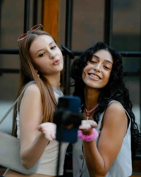Influencers grabando una campaña publicitaria