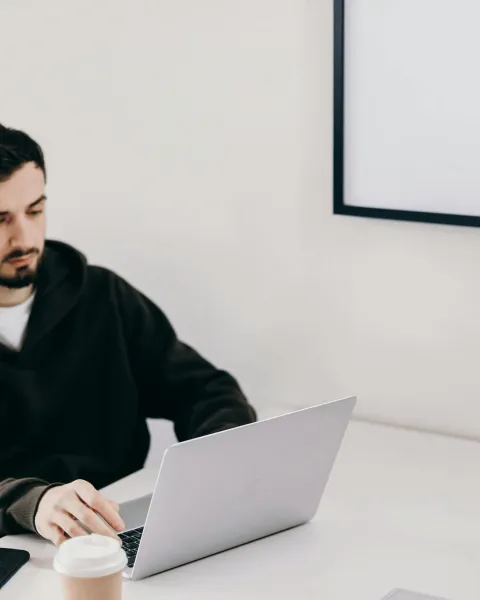 Hombre montando una campaña de publicidad programática
