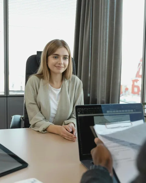 un trabajador le está haciendo una entrevista una chica