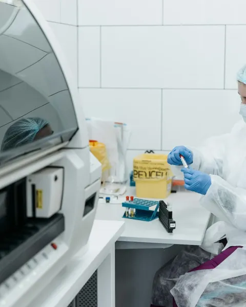 Una investigadora está realizando pruebas en un laboratorio