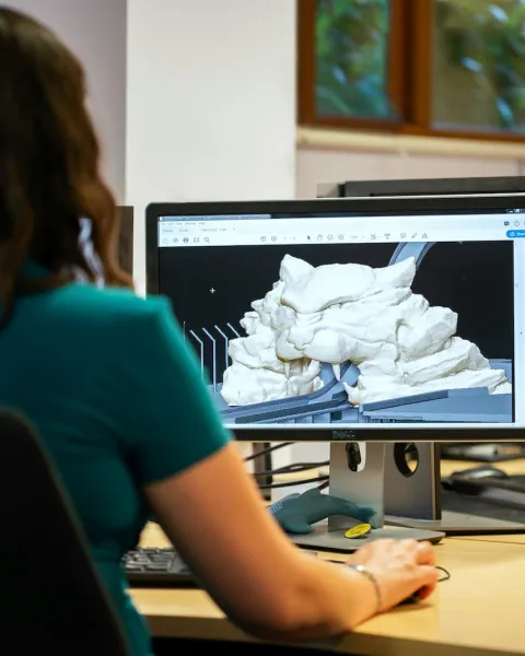 una chica está haciendo un objeto en 3D