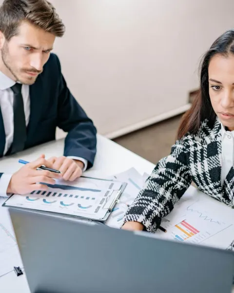 dos trabajadores están comparando gráficas