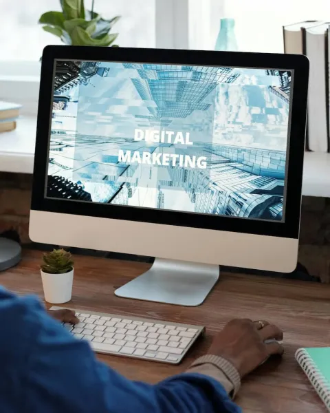 Un trabajar está realizando un plan de marketing en su ordenador