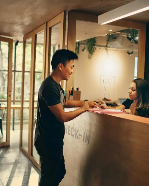 Un cliente está en la recepción de un hotel