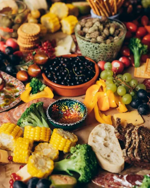 verduras y frutas encima de una mesa