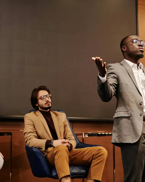 Un grupo de profesionales están exponiendo un tema ante otras personas
