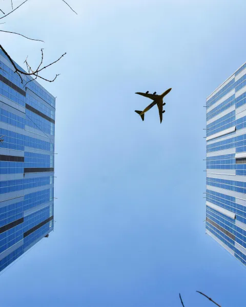 Avión entre edificios