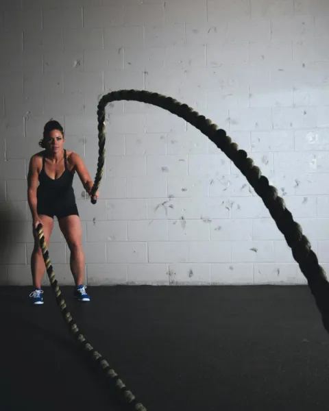 Mujer haciendo deporte con soga
