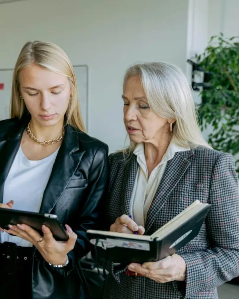Dos mujeres empresarias comentando proyectos