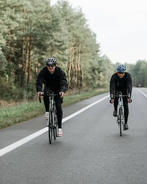 Un grupo de personas van en bicicleta por mitad del bosque