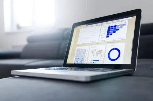 Ordenador con dashboard 