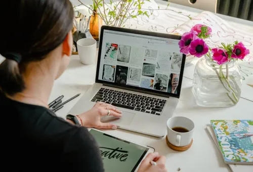 Chica trabajando UX