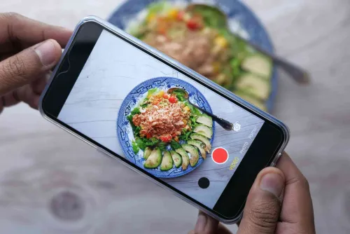 Influencer haciendo una campaña publicitaria de comida