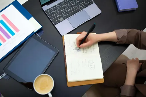 KPI: la clave para medir y optimizar tu éxito Trabajadores midiendo el resultado de los KPI propuestos