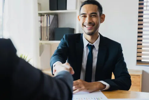 Un empresario está dando la manos